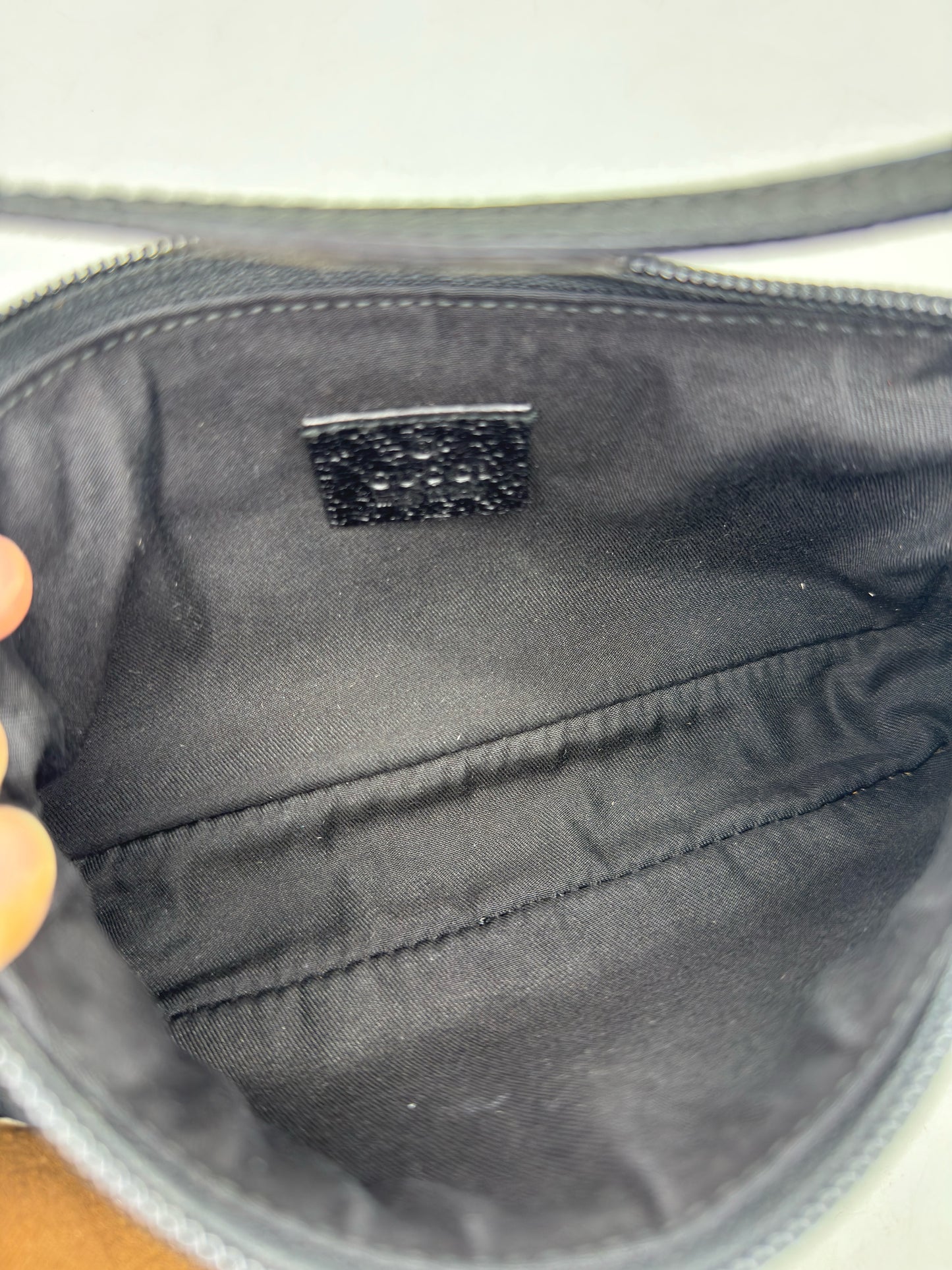Interno foderato in tessuto nero di una borsa a spalla Borse Vintage Gucci con etichetta del brand in pelle