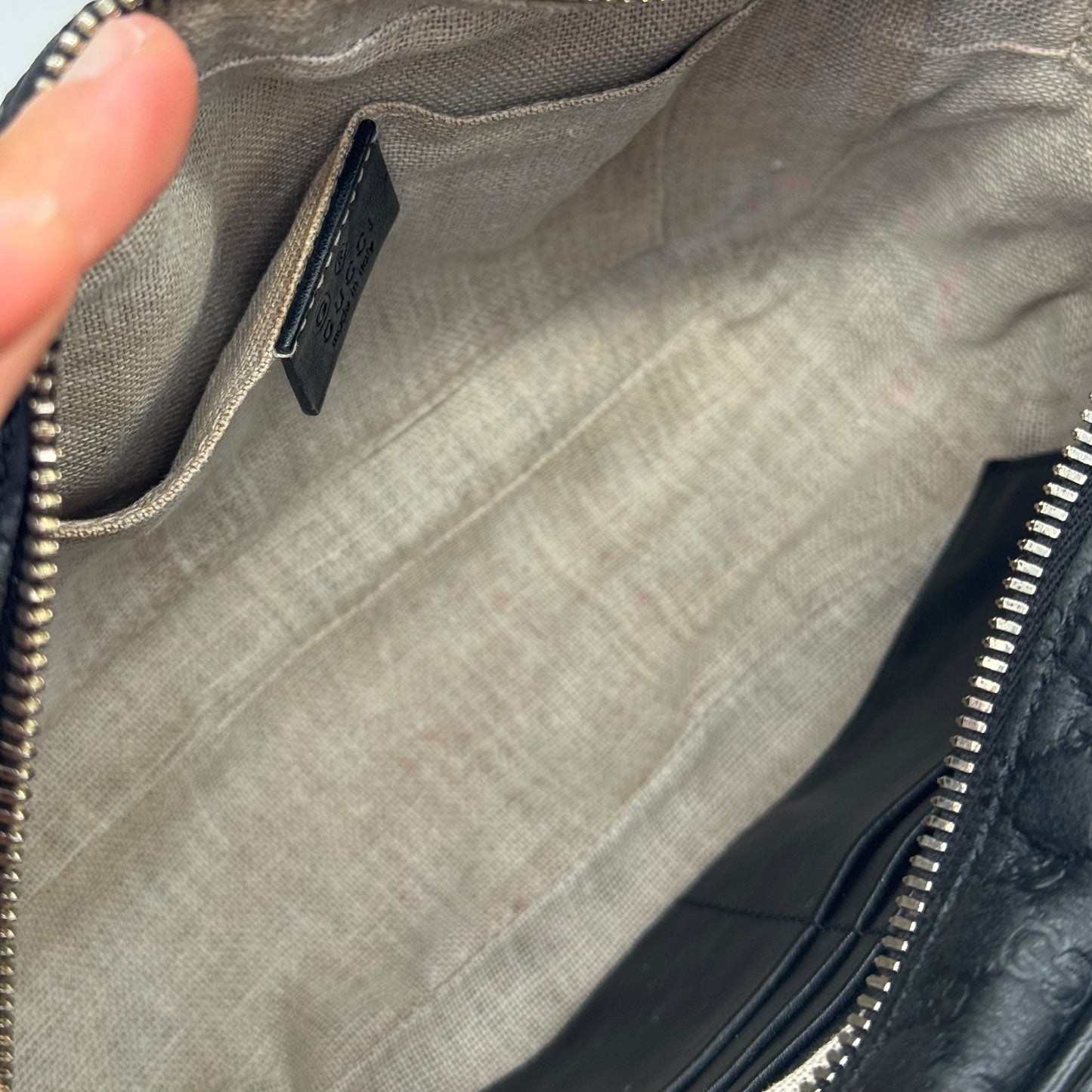 Interno della borsa a tracolla Borse Vintage Gucci in pelle nera con fodera in tessuto naturale e tasche organizzative