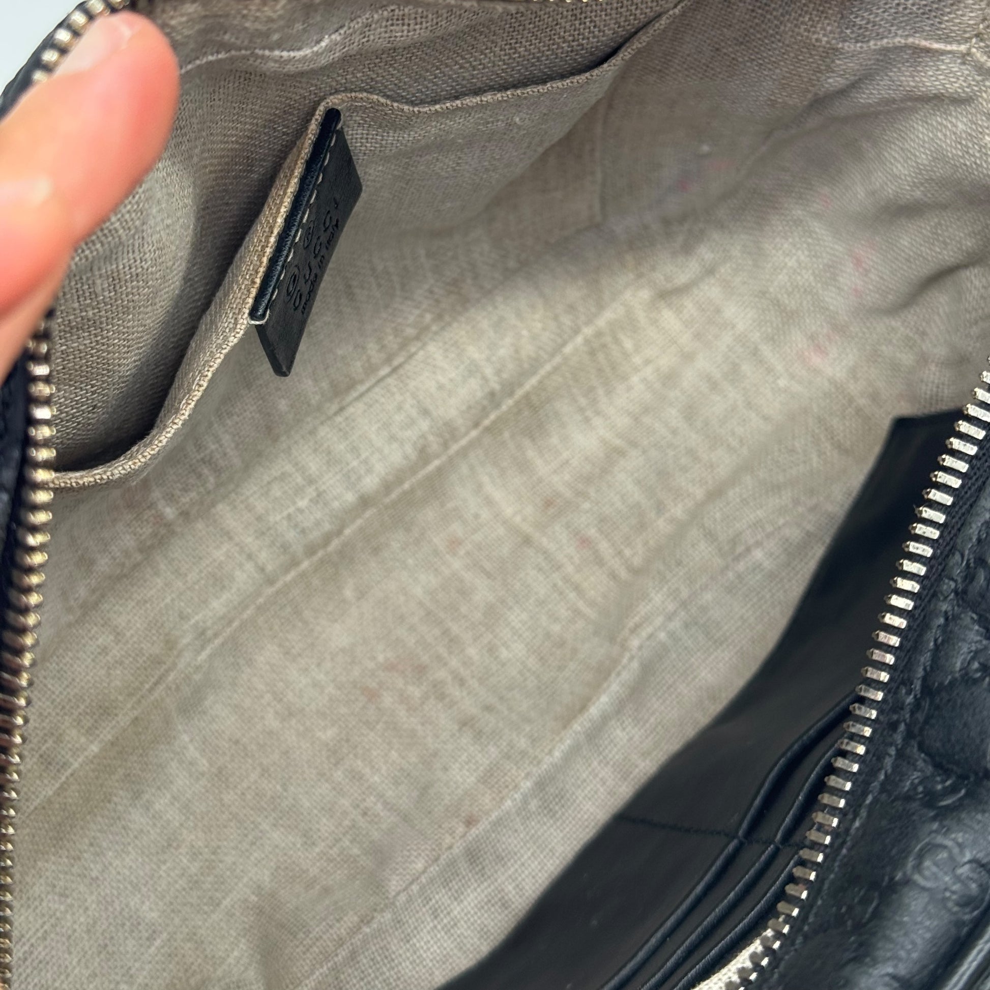 Interno della borsa a tracolla Borse Vintage Gucci in pelle nera con fodera in tessuto naturale e tasche organizzative