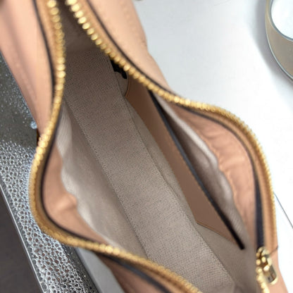Interno foderato in tessuto beige di una mini borsa a spalla Borse Vintage Gucci GG Matelassé con zip dorata
