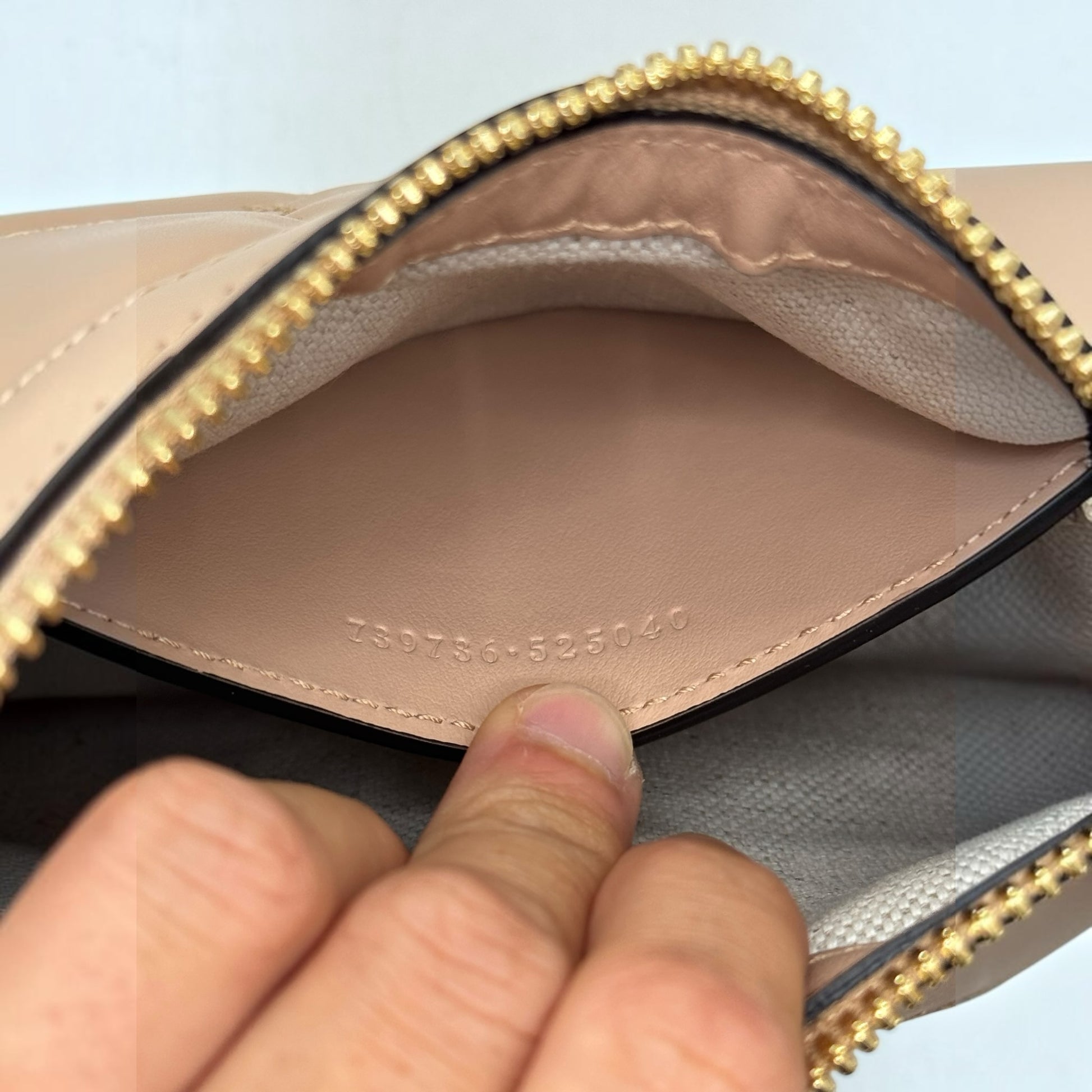 Interno della mini borsa a spalla Borse Vintage Gucci GG Matelassé in pelle beige con codice di autenticità visibile