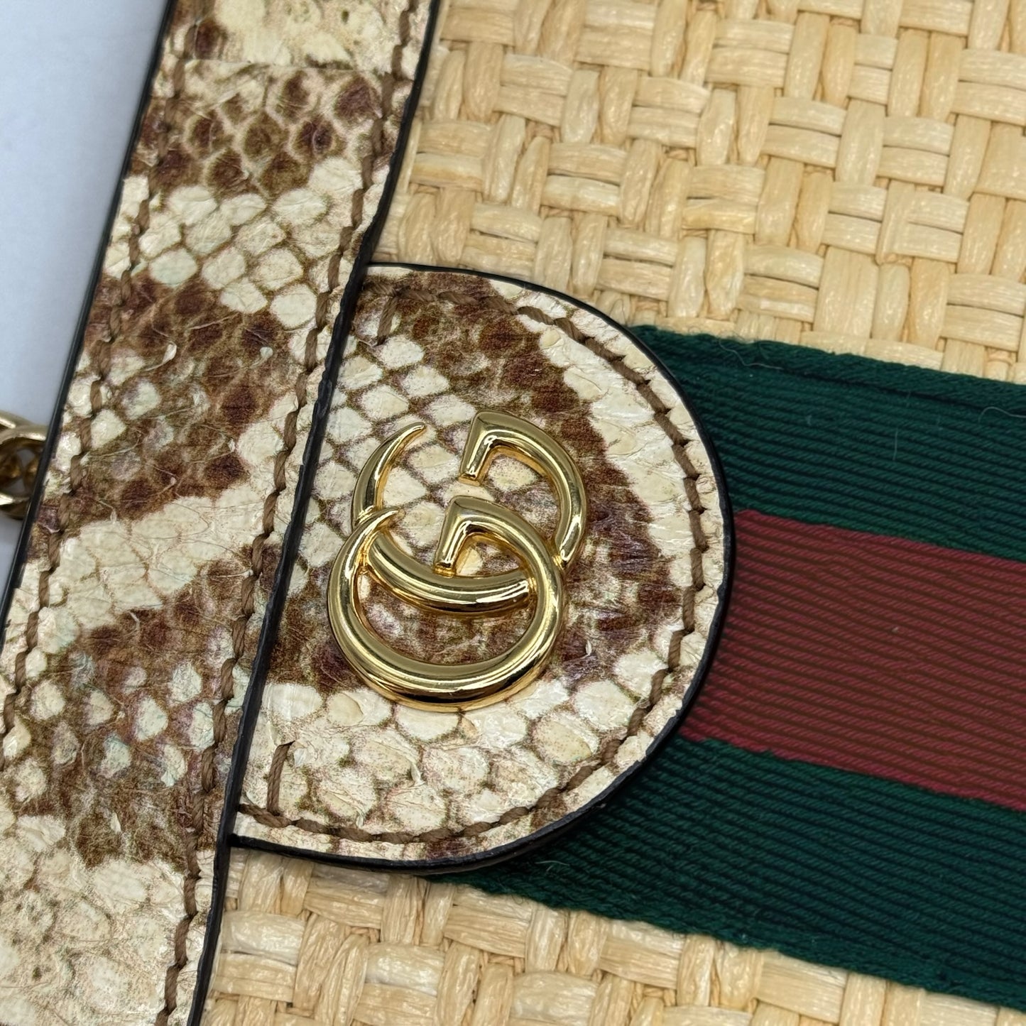 Dettaglio borsa Borse Vintage Gucci in paglia intrecciata con pelle pitonata, banda Web e logo GG dorato