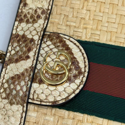 Dettaglio borsa Borse Vintage Gucci in paglia intrecciata con pelle pitonata, banda Web e logo GG dorato