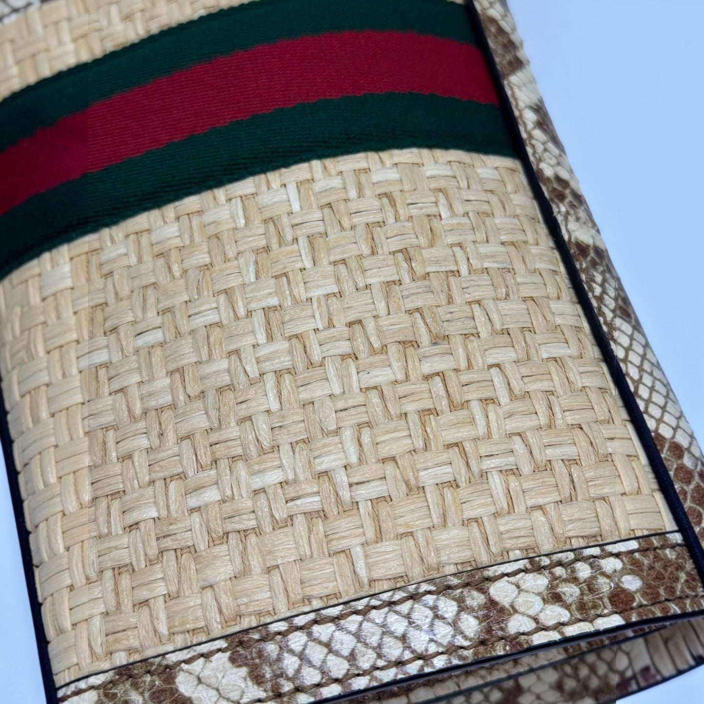 Borsa a spalla Borse Vintage Gucci in paglia intrecciata con dettagli in pelle pitonata e banda Web verde e rossa