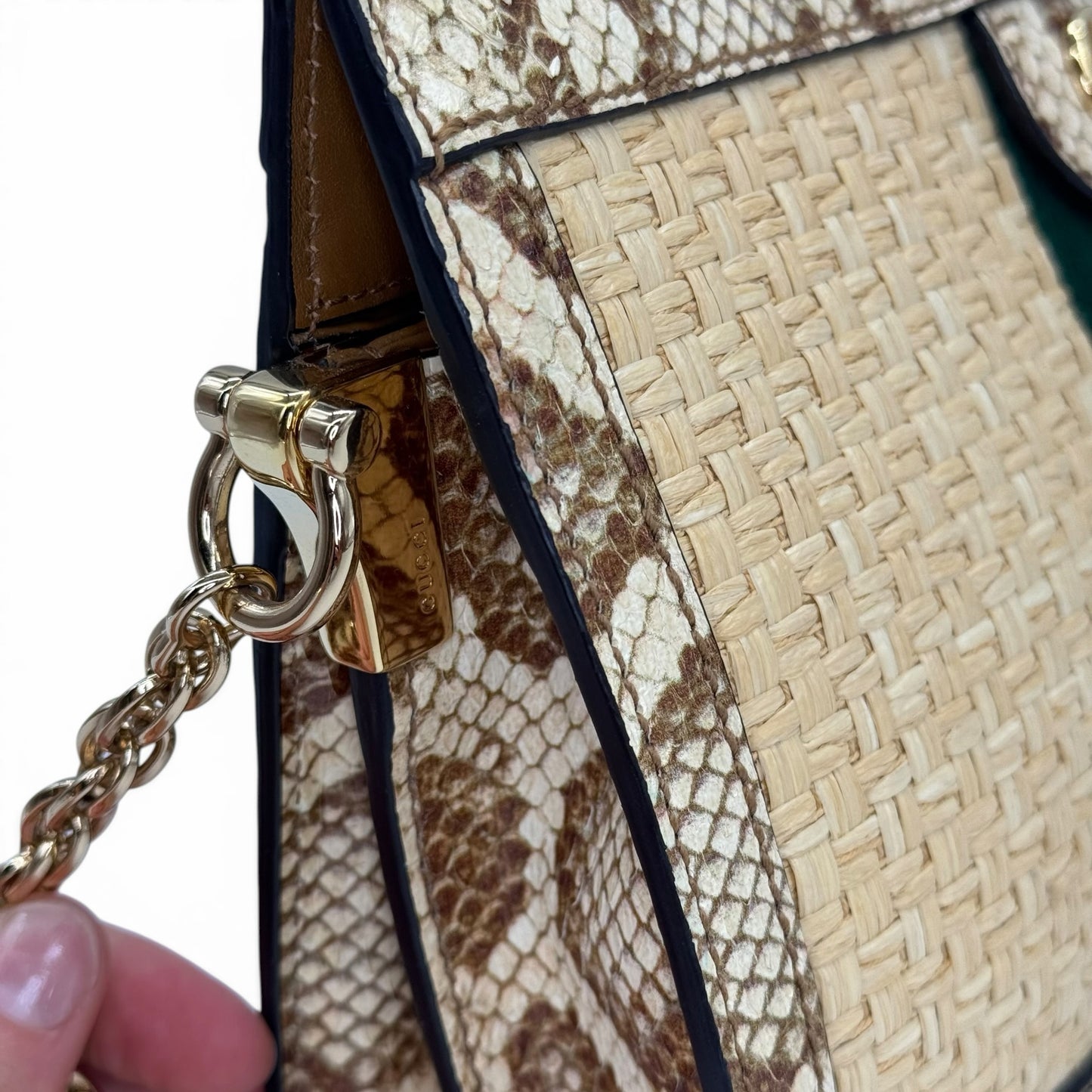 Dettaglio borsa Borse Vintage Gucci in paglia intrecciata e pelle pitonata con catena dorata e logo metallico
