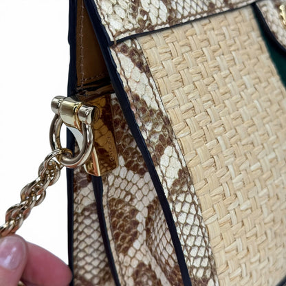 Dettaglio borsa Borse Vintage Gucci in paglia intrecciata e pelle pitonata con catena dorata e logo metallico