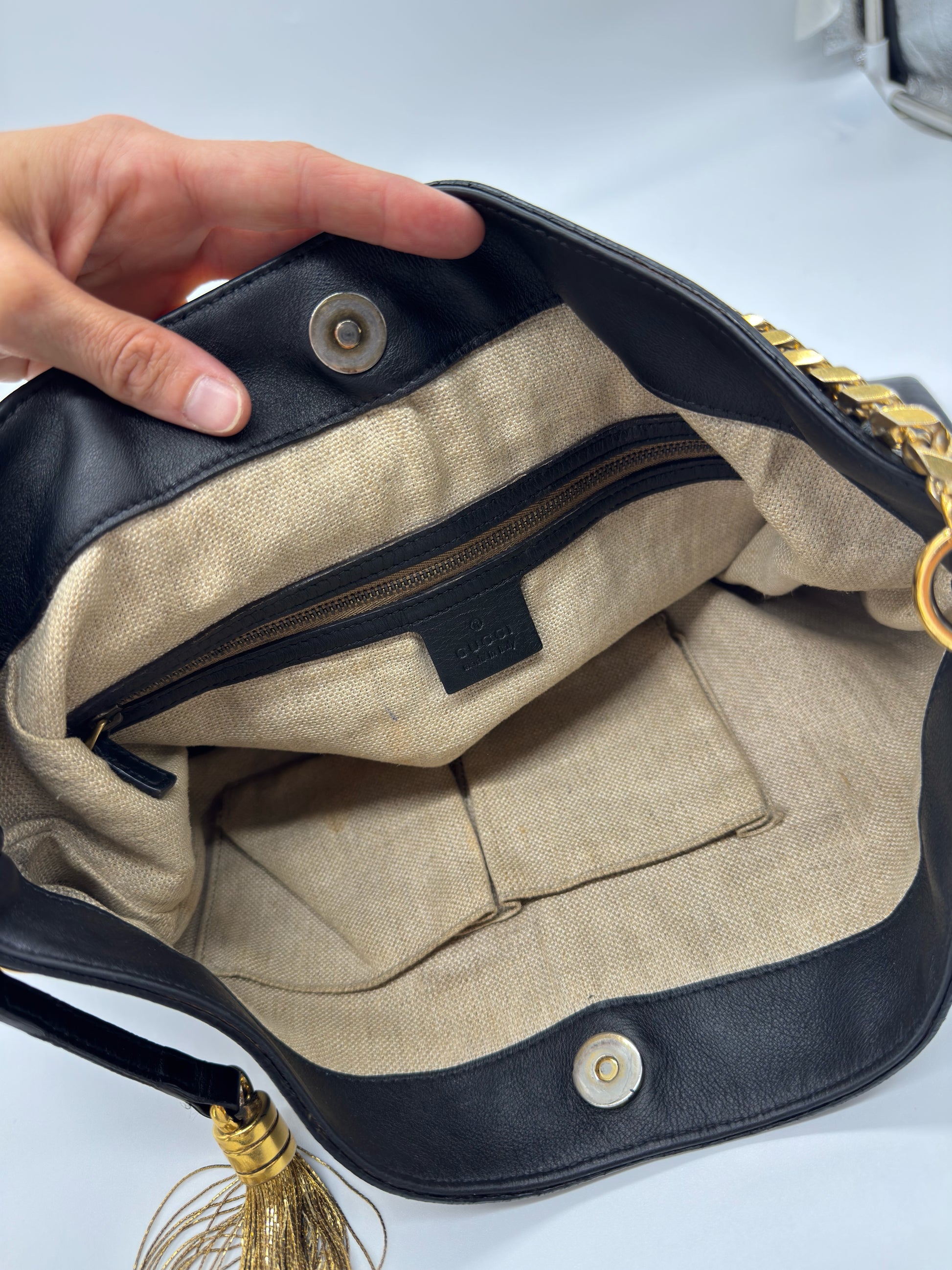 Interno della borsa a spalla Borse Vintage Gucci in pelle nera con fodera in tessuto naturale e tasca con zip