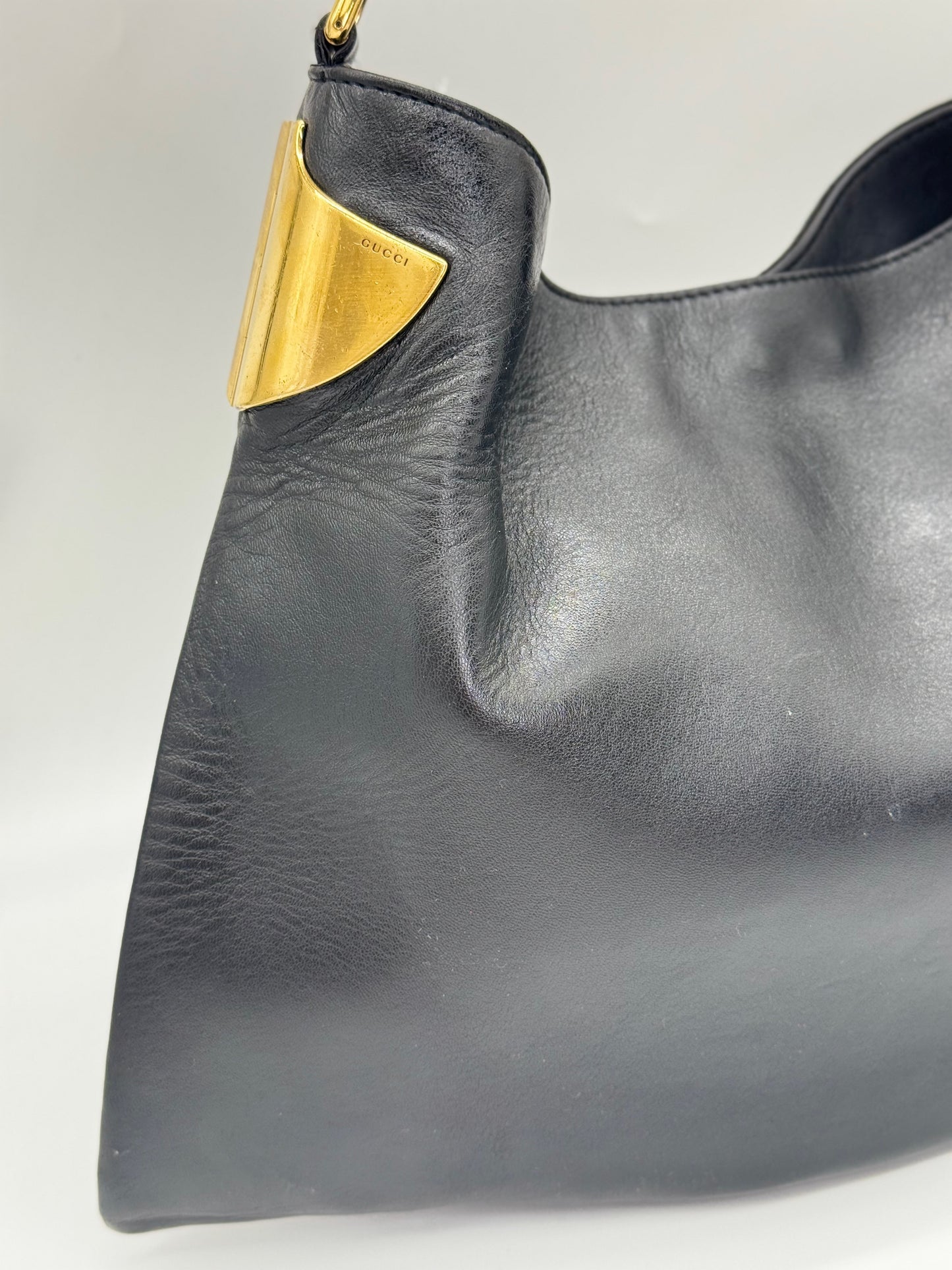 Borsa a spalla Borse Vintage Gucci in morbida pelle nera con dettaglio angolare in metallo dorato inciso