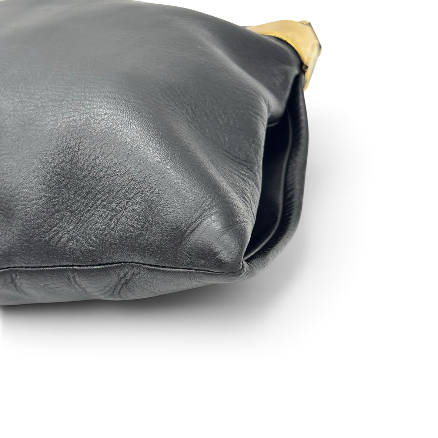 Dettaglio della borsa a spalla Borse Vintage Gucci in morbida pelle nera con finiture metalliche dorate