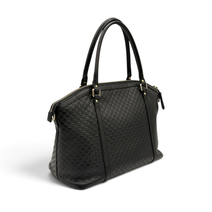 Borsa a spalla Borse Vintage Gucci in pelle nera con motivo GG impresso, manici e dettagli in metallo dorato.