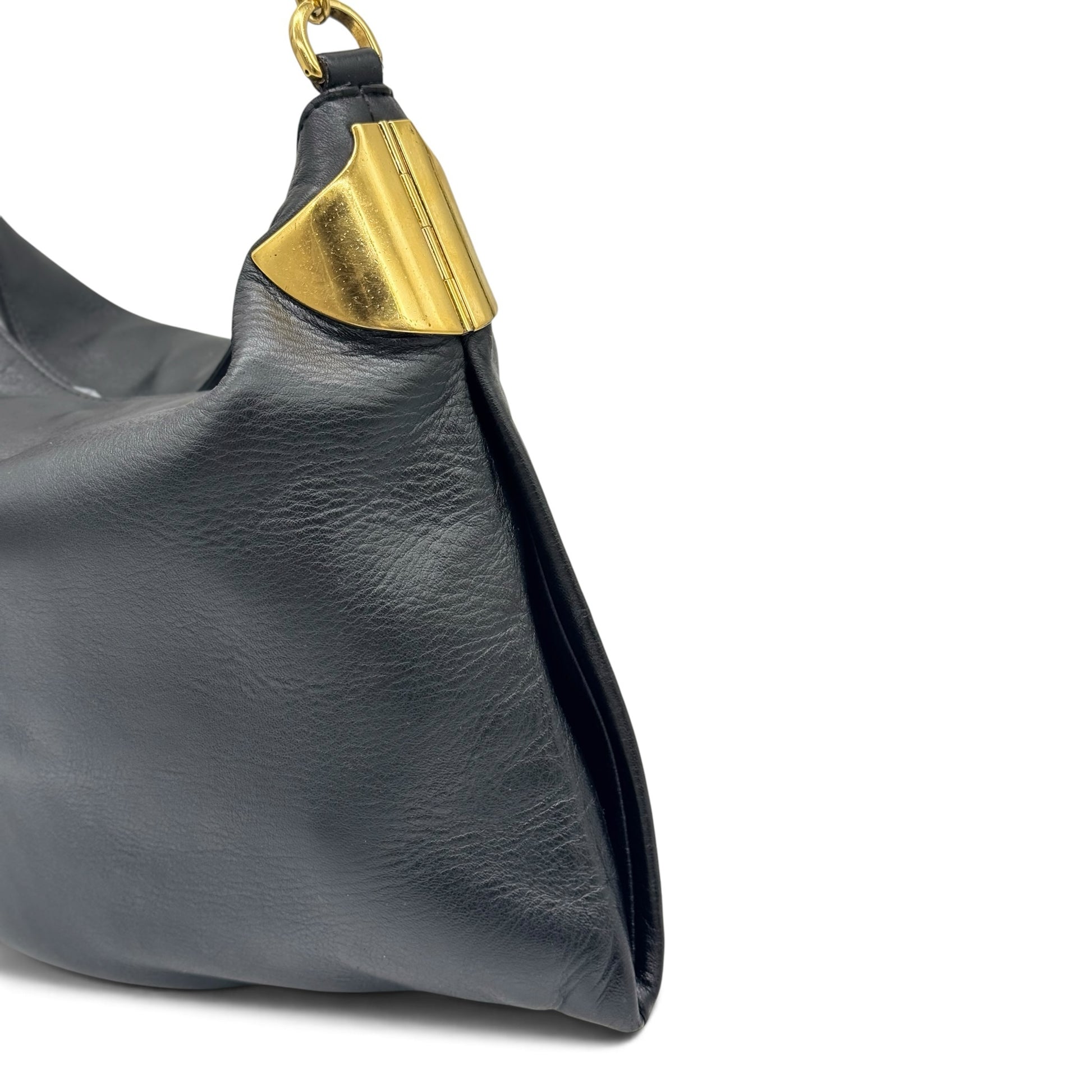 Borsa a spalla Borse Vintage Gucci in pelle nera con dettaglio metallico dorato angolare su sfondo bianco