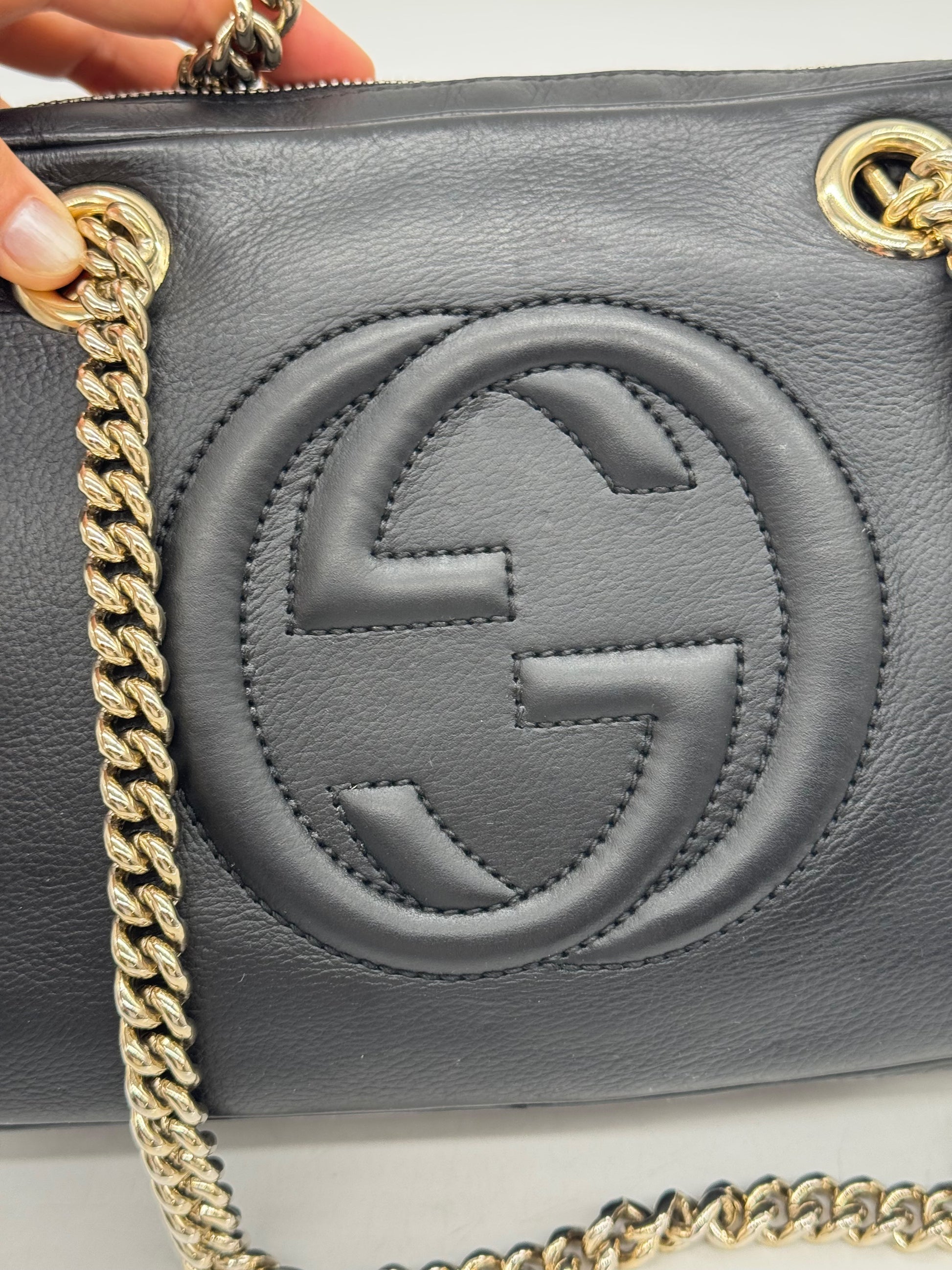 Borsa a spalla Borse Vintage Gucci in pelle nera martellata con logo GG impresso e tracolla a catena color oro