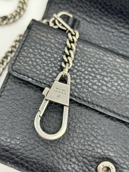 Dettaglio del moschettone in metallo argentato con logo Gucci su borsa Borse Vintage in pelle nera martellata