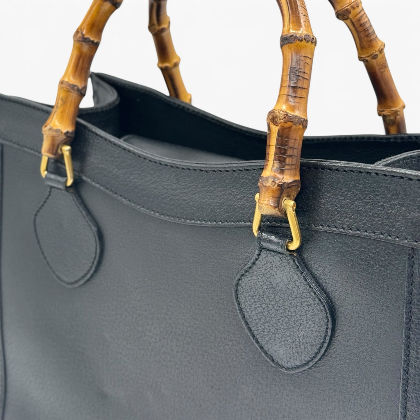 Borsa tote Borse Vintage Gucci in pelle nera granulata con iconici manici in bambù e dettagli in metallo dorato