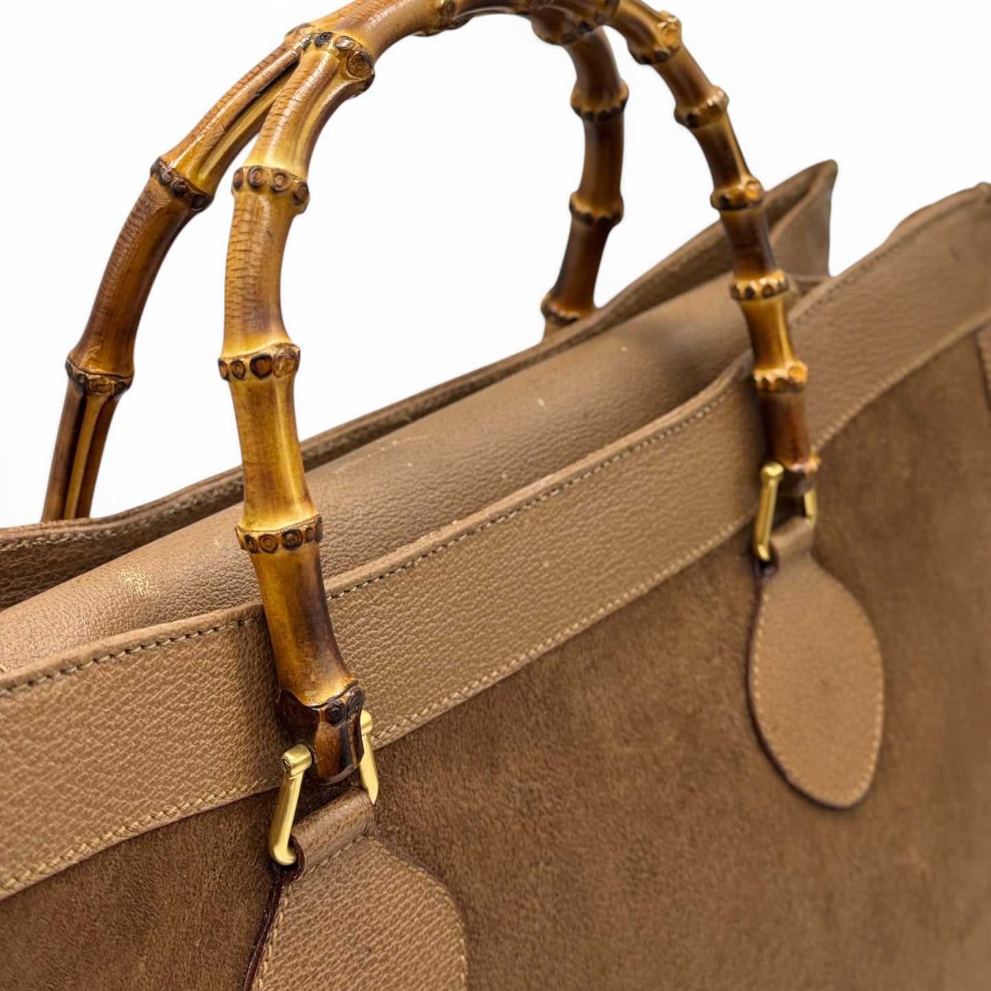 Borsa tote Borse Vintage Gucci in pelle scamosciata marrone con iconici manici in bambù e dettagli in pelle martellata