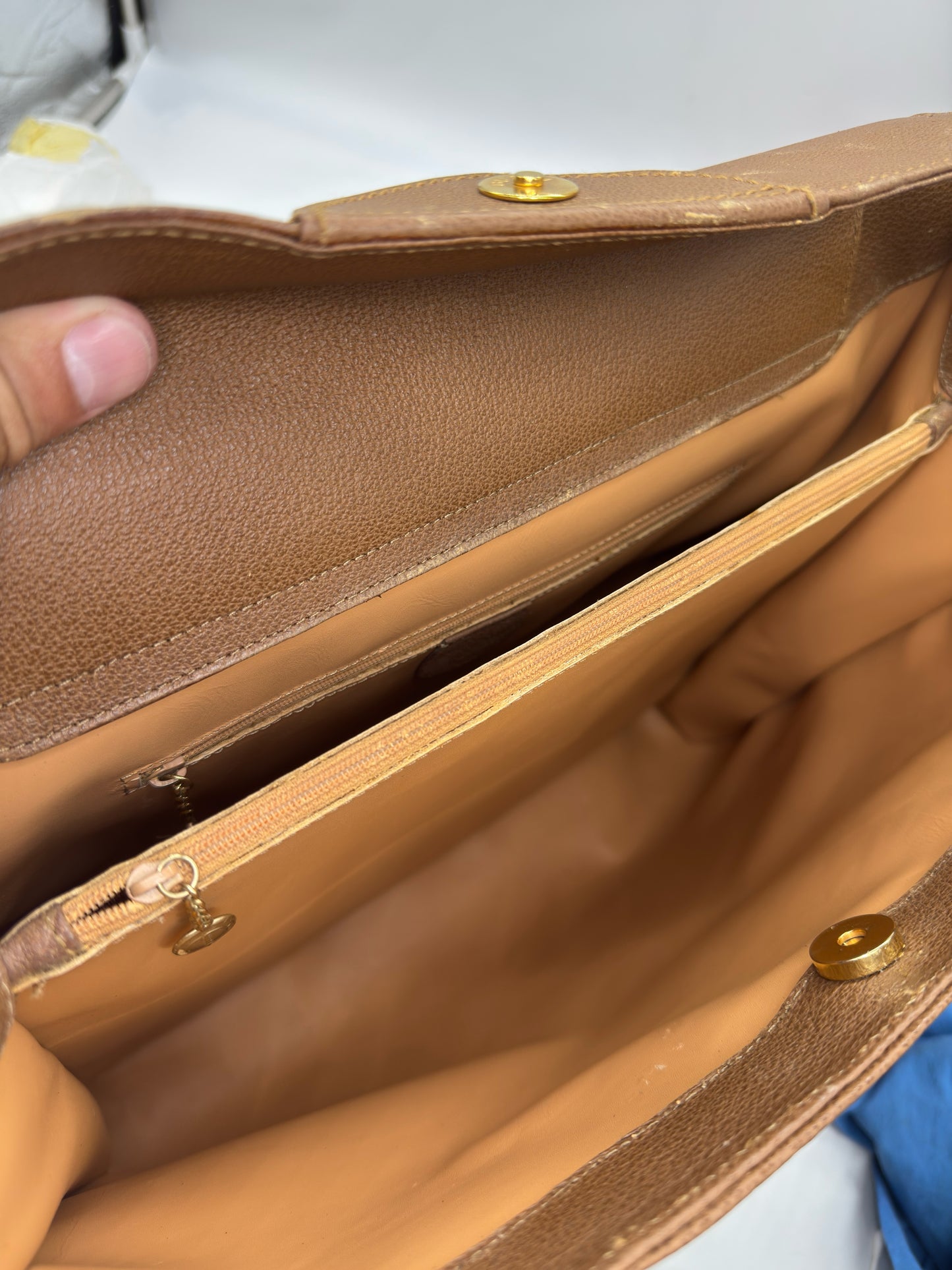 Interno della borsa tote Borse Vintage Gucci in pelle scamosciata marrone con chiusura magnetica e tasca con zip