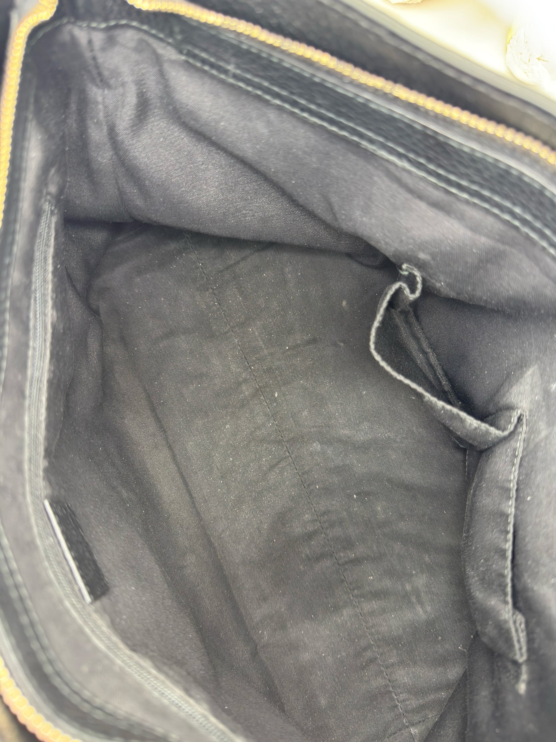 Interno spazioso e foderato in tessuto nero della borsa tote Borse Vintage Gucci in pelle granata con tasche interne