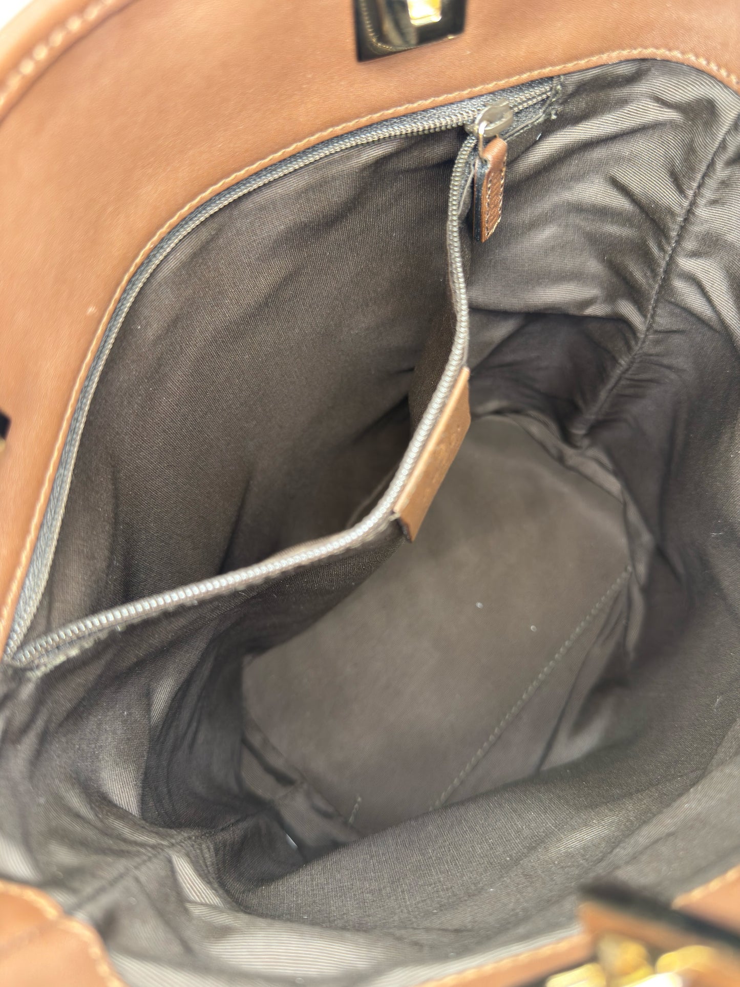 Interno della borsa tote Borse Vintage Gucci in tessuto marrone con fodera scura e tasca interna con zip
