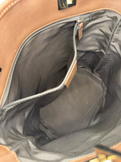 Interno della borsa tote Borse Vintage Gucci in tessuto marrone con fodera scura e tasca interna con zip
