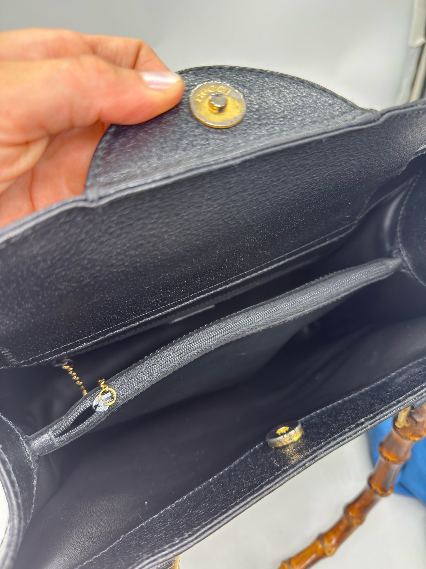 Interno della borsa tote Borse Vintage Gucci in pelle nera con tasca interna con zip e chiusura a pressione dorata