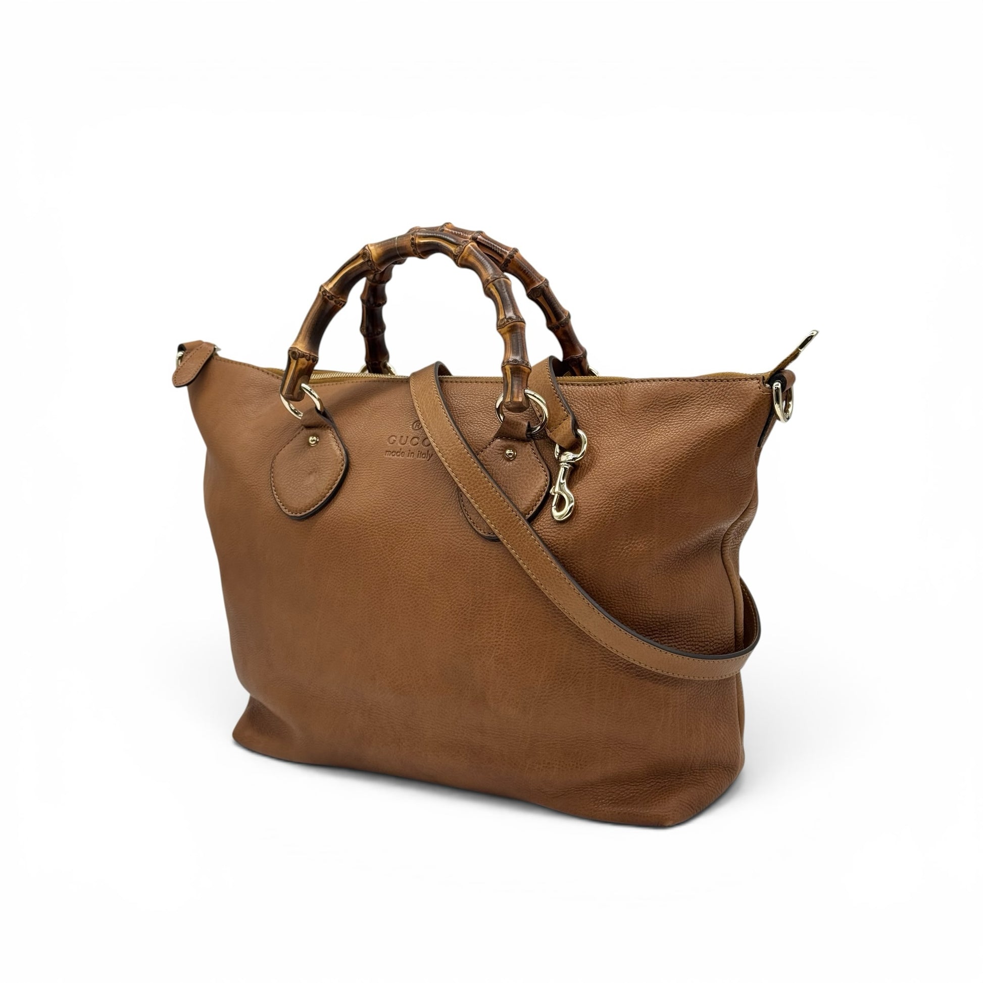 Borsa tote Borse Vintage Gucci in pelle martellata color cuoio con iconici manici in bambù e tracolla rimovibile.