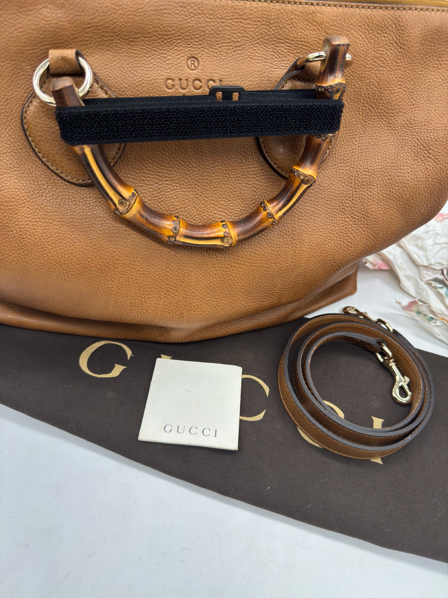 Borsa tote Borse Vintage Gucci in pelle martellata color cuoio con iconico manico in bambù e tracolla rimovibile
