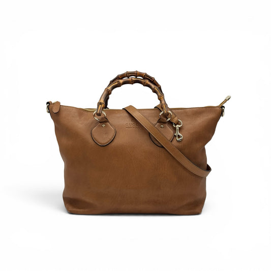 Borsa tote Borse Vintage Gucci in pelle martellata color cuoio con iconici manici in bambù e tracolla rimovibile.
