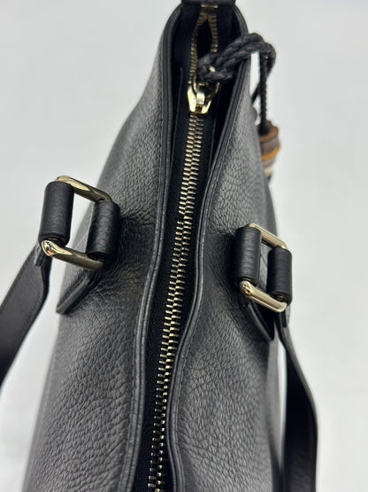 Dettaglio della chiusura a zip superiore di una borsa tote Borse Vintage Gucci in pelle nera martellata con finiture dorate