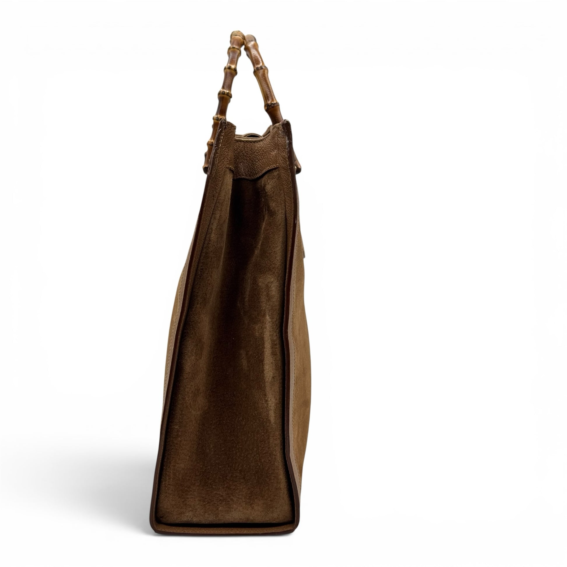 Borsa tote Borse Vintage Gucci in pelle scamosciata marrone con iconico manico in bambù, vista laterale.