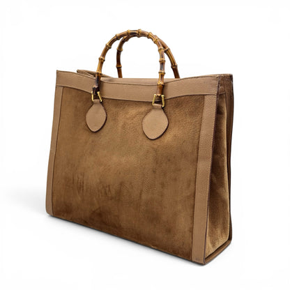 Borsa tote Borse Vintage Gucci in pelle scamosciata marrone con iconici manici in bambù e dettagli in pelle martellata.