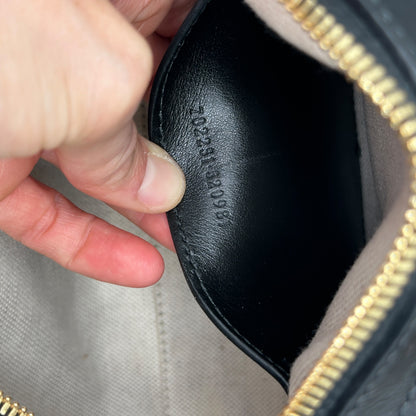 Dettaglio interno della borsa Borse Vintage Gucci GG Matelassé con codice di autenticità impresso sulla pelle nera