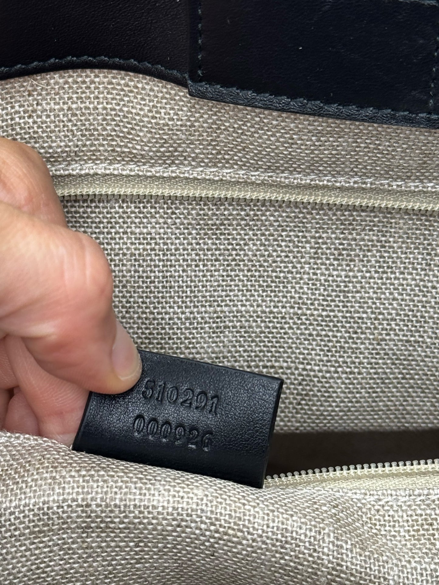 Etichetta interna in pelle nera con codice di autenticita di una borsa tote Gucci di Borse Vintage