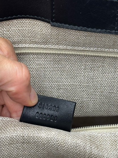Etichetta interna in pelle nera con codice di autenticita di una borsa tote Gucci di Borse Vintage