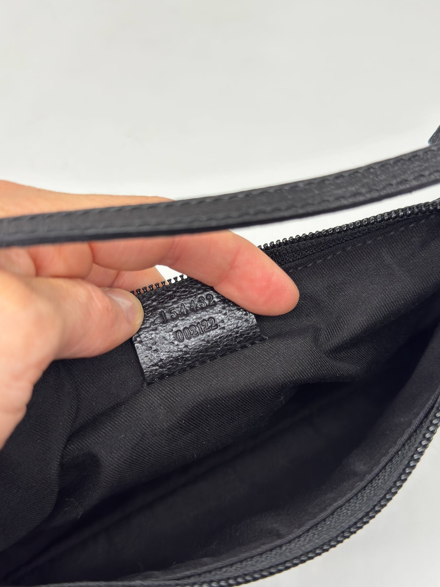 Dettaglio interno della borsa a spalla Borse Vintage Gucci con etichetta in pelle e codice di autenticità impresso