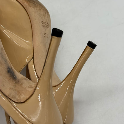 Dettaglio del tacco a spillo e suola di décolleté slingback Borse Vintage Gucci in vernice color nude