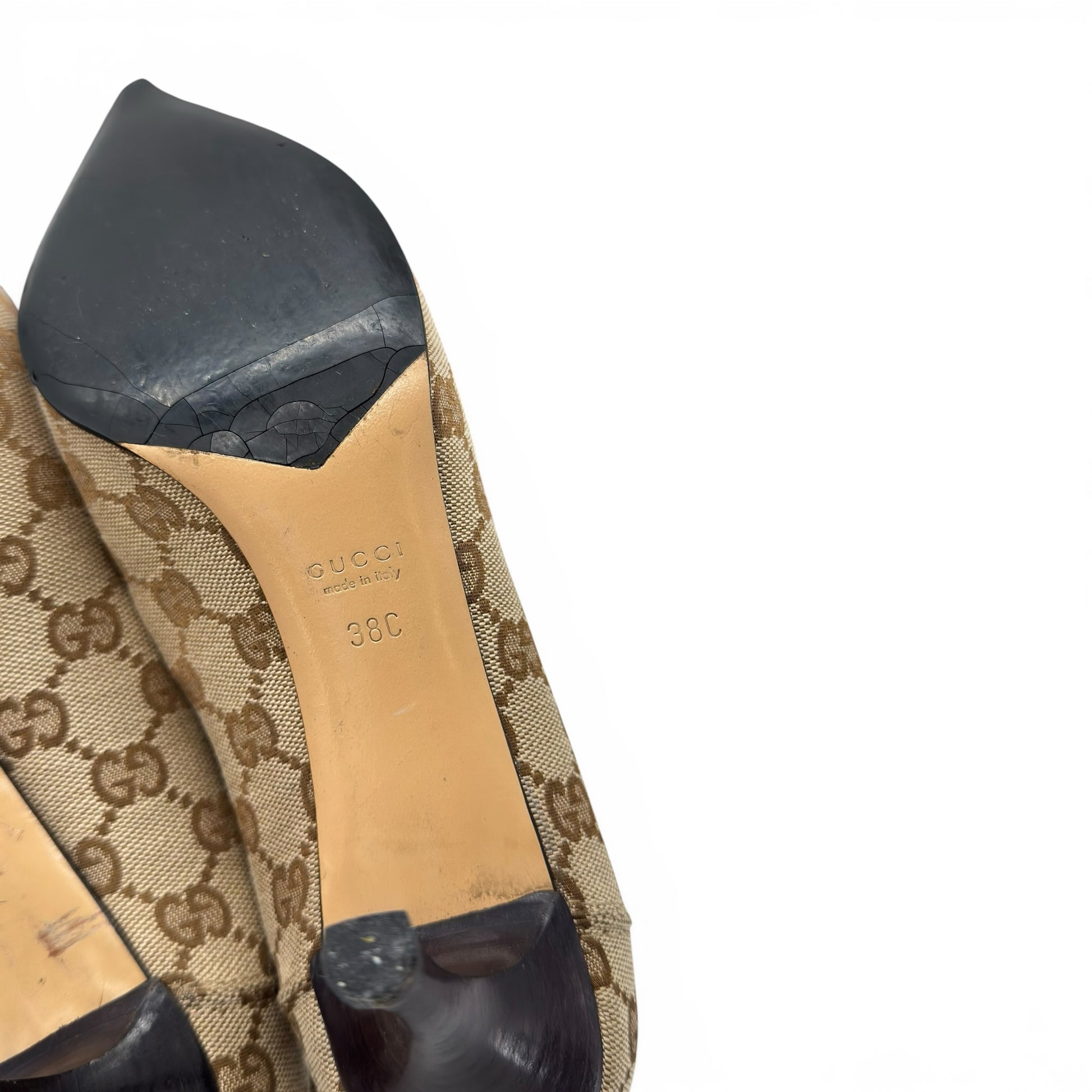 Suola e tacco di décolleté Borse Vintage Gucci in tela GG Supreme beige con logo impresso e taglia 38C