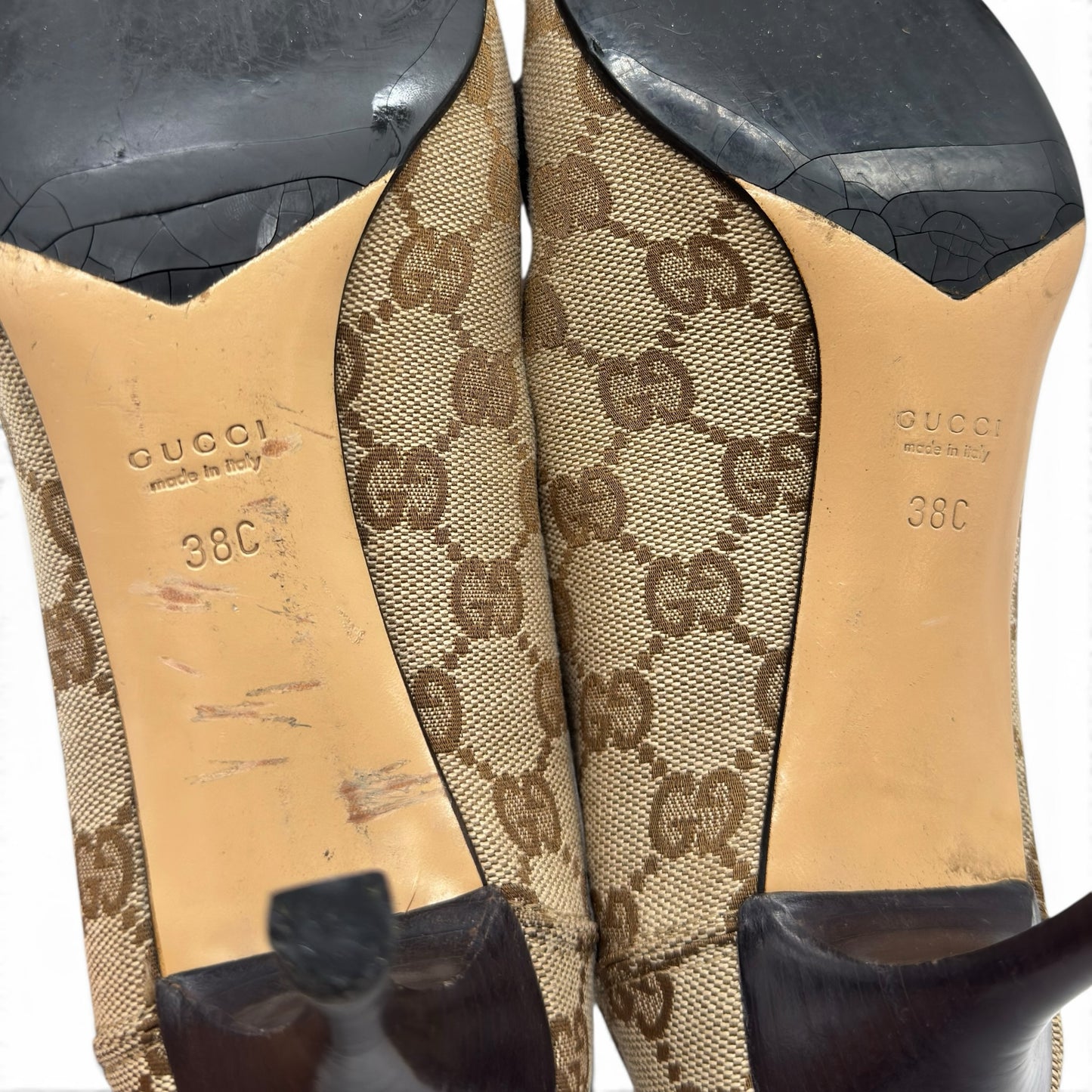 Dettaglio delle suole in pelle di décolleté Borse Vintage Gucci in tela GG Supreme beige con tacco a stiletto