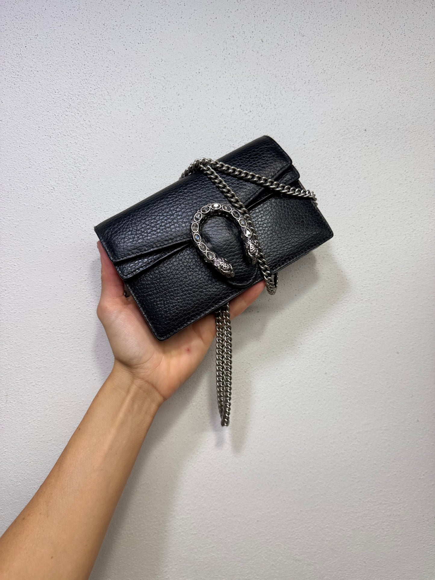 Borsa a tracolla Borse Vintage Gucci Dionysus in pelle nera martellata con chiusura a ferro di cavallo e catena argento