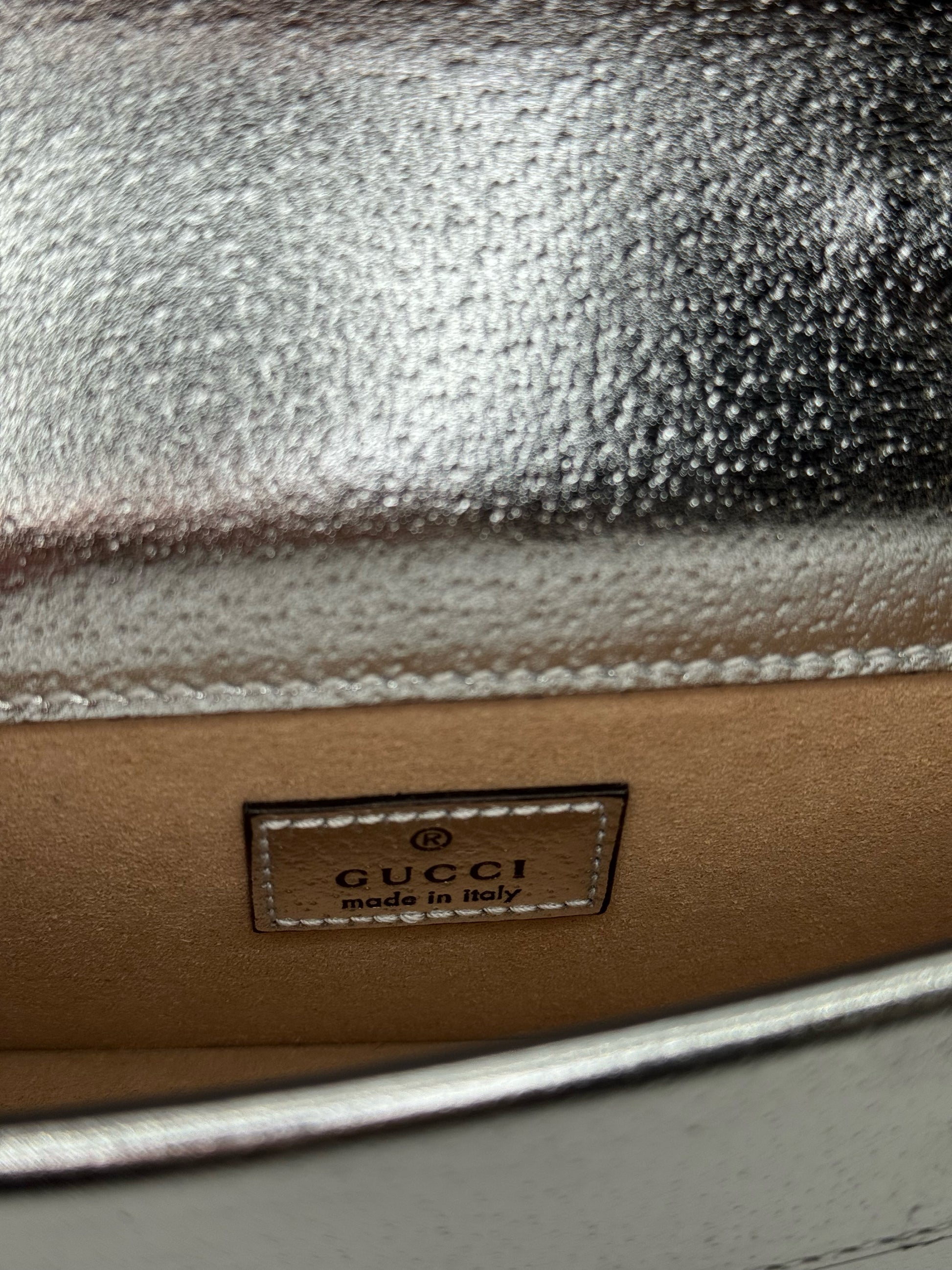 Dettaglio interno in camoscio beige con etichetta Gucci Made in Italy della borsa Borse Vintage Dionysus argento