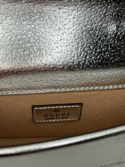 Dettaglio interno in camoscio beige con etichetta Gucci Made in Italy della borsa Borse Vintage Dionysus argento