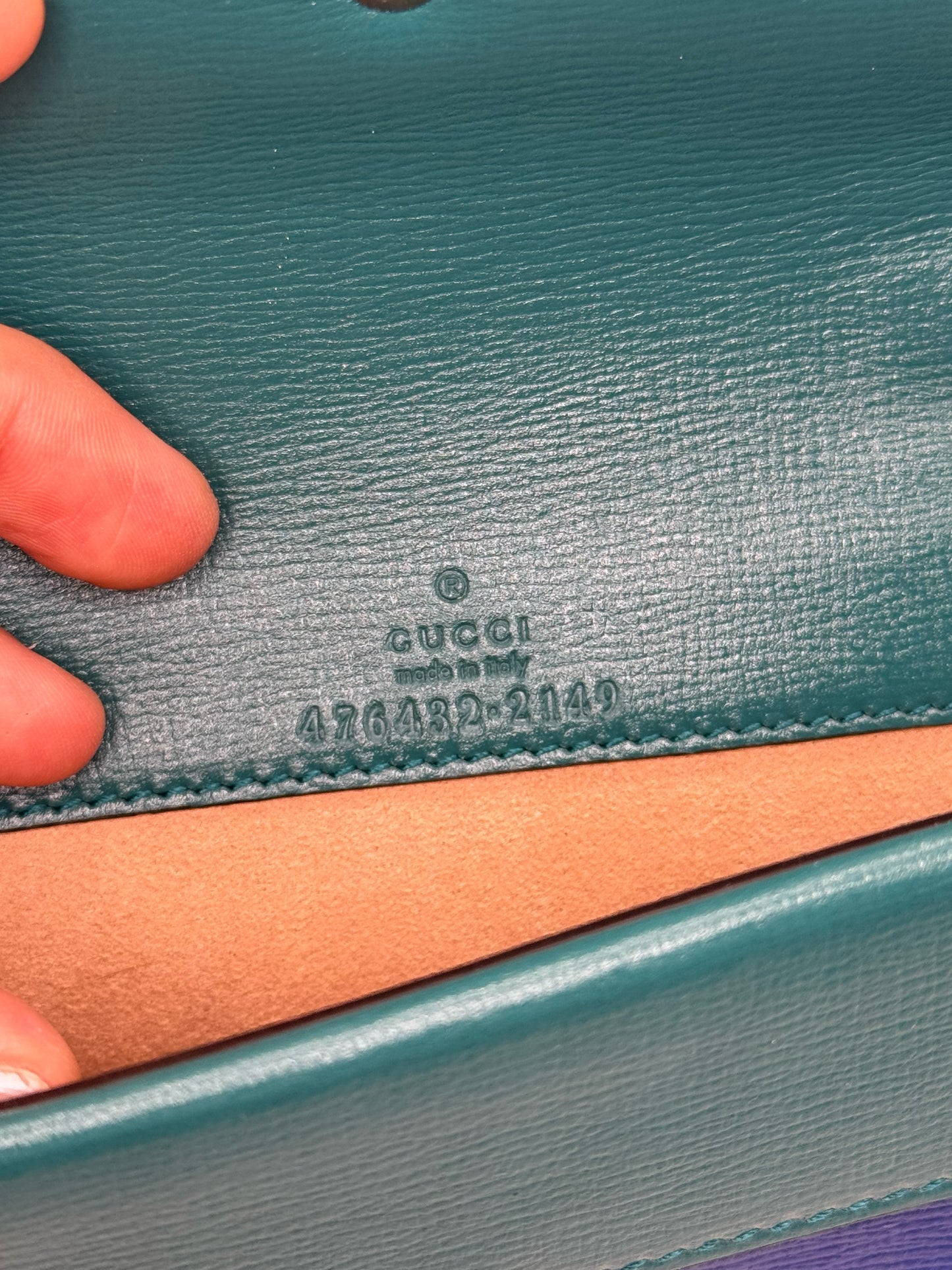 Dettaglio interno della borsa Borse Vintage Gucci Dionysus in pelle verde con logo impresso e codice seriale