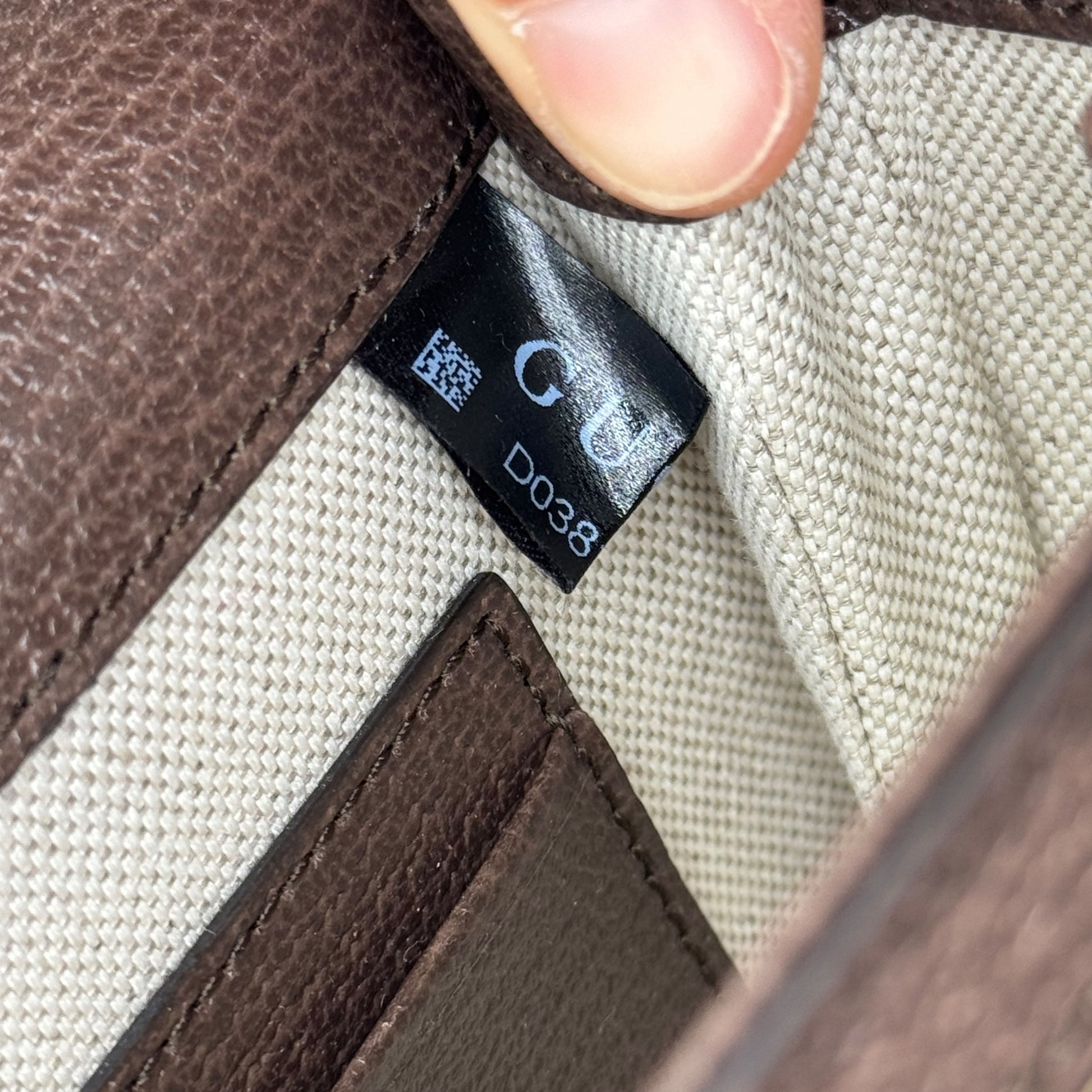 Etichetta interna di autenticita Borse Vintage su borsa Gucci in pelle marrone e tessuto con codice seriale