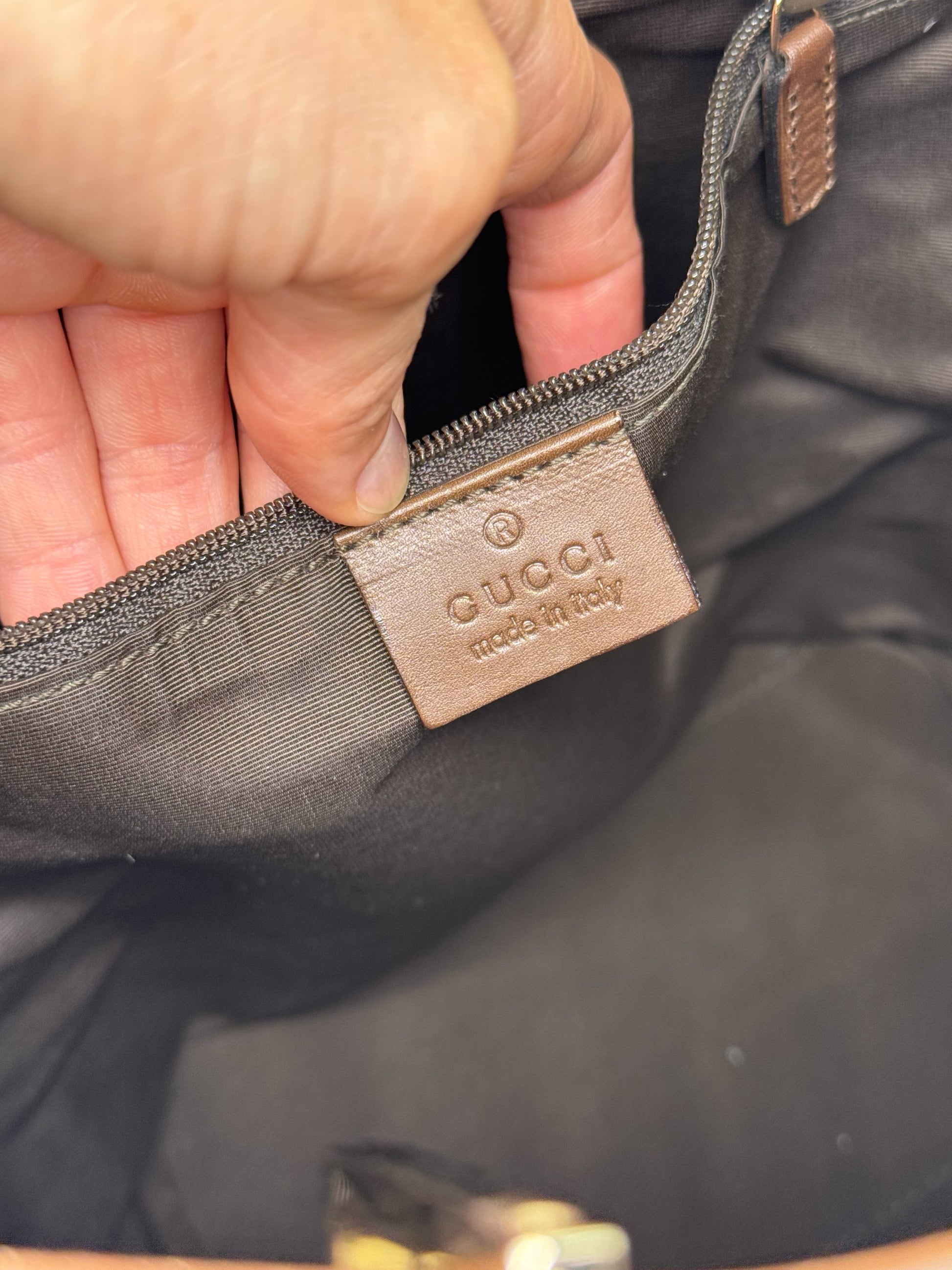 Etichetta interna in pelle con logo Gucci impressa all'interno di una borsa Borse Vintage in tessuto marrone