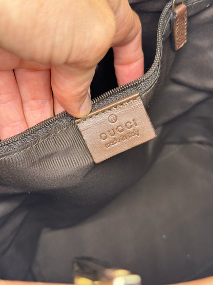 Etichetta interna in pelle con logo Gucci impressa all'interno di una borsa Borse Vintage in tessuto marrone