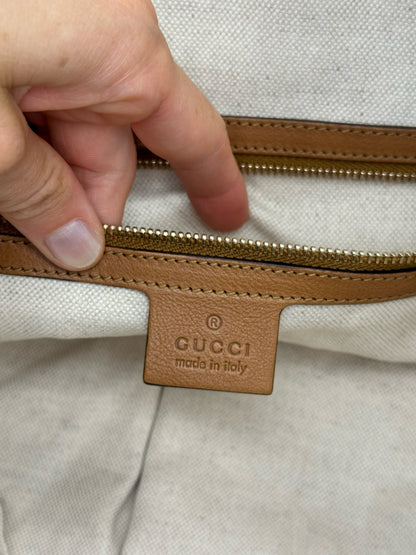 Etichetta interna in pelle con logo Gucci impressa all'interno di una borsa Borse Vintage in tessuto e pelle color cuoio