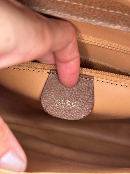 Dettaglio interno della borsa Borse Vintage Gucci con etichetta in pelle marrone e logo impresso Made in Italy