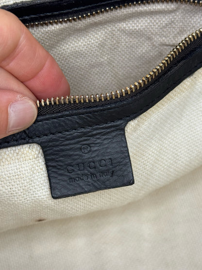 Etichetta interna in pelle nera con logo Gucci impressa all'interno di una borsa Borse Vintage con fodera in tessuto