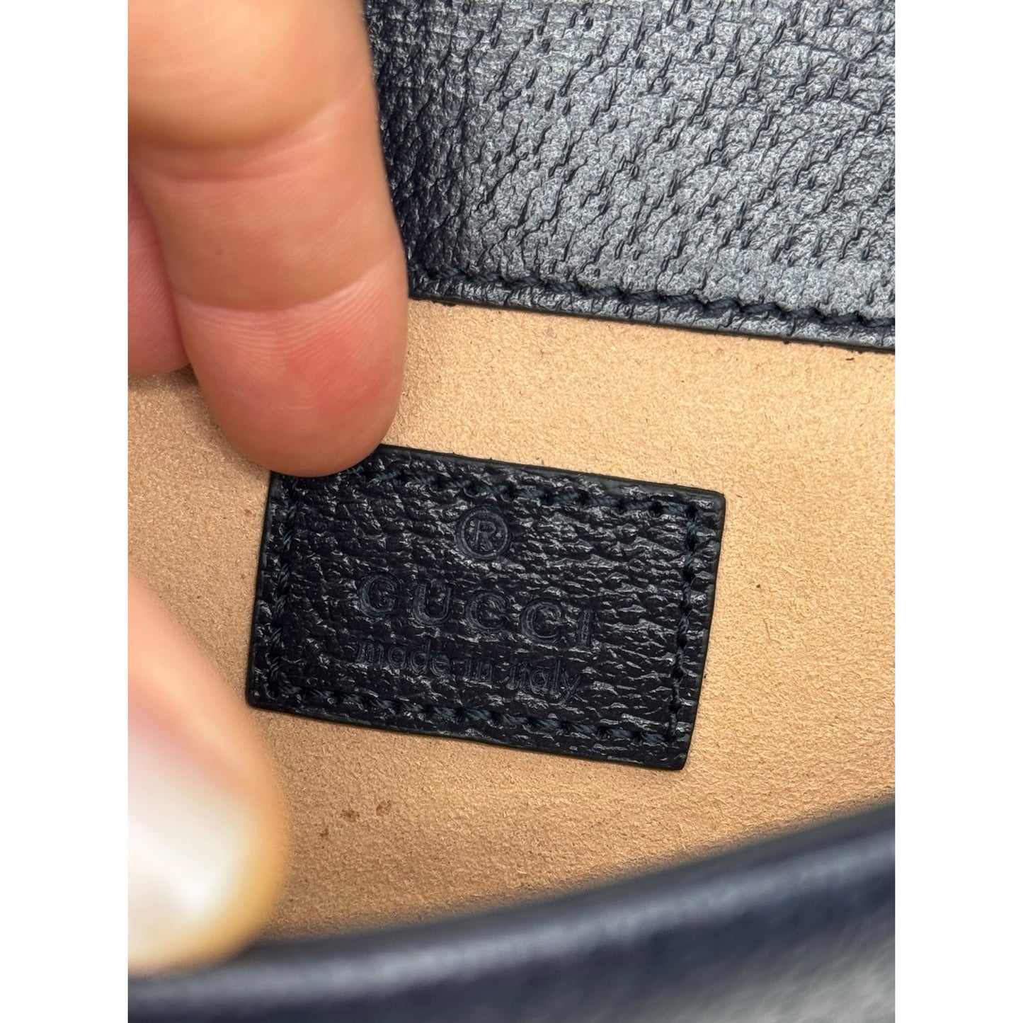 Etichetta interna in pelle blu con logo Gucci impressa all'interno della borsa Borse Vintage Dionysus