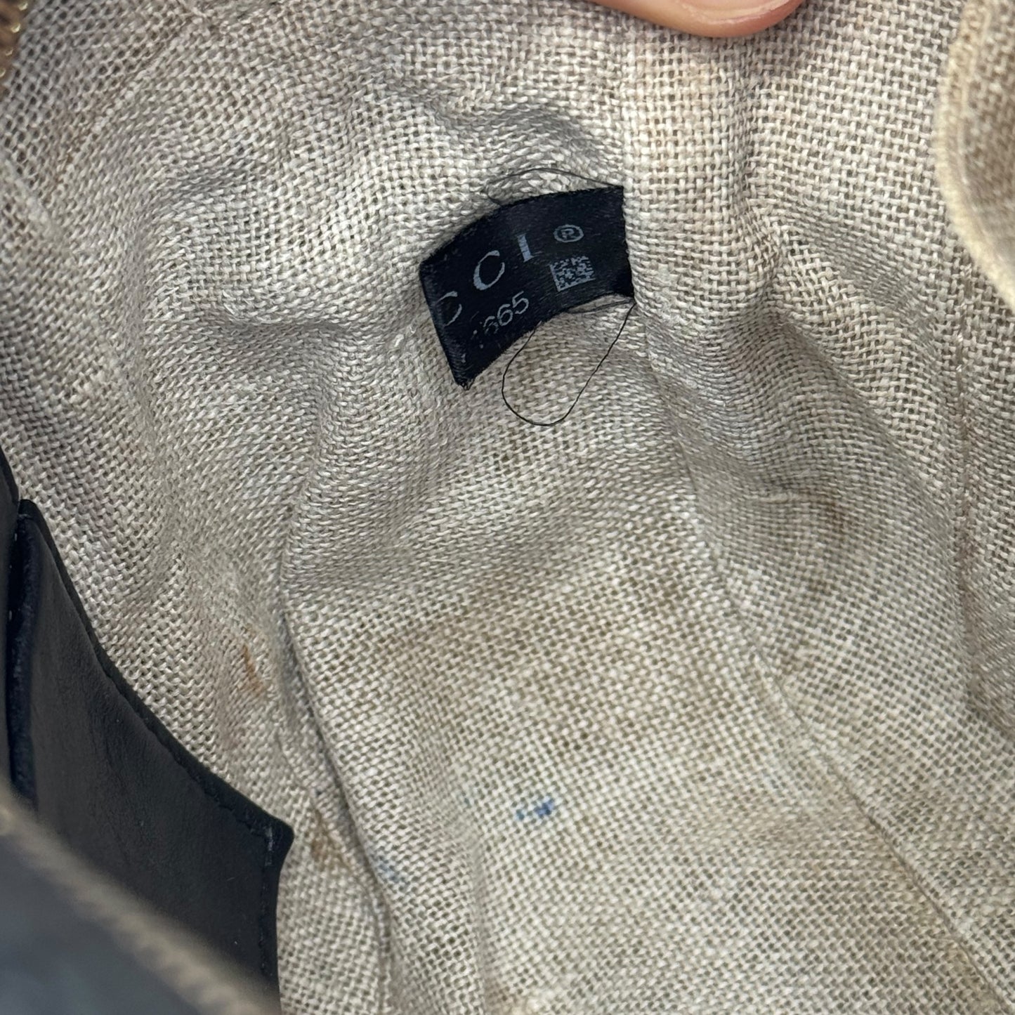 Etichetta interna in tessuto con logo Gucci e codice di autenticità all'interno di una borsa Borse Vintage