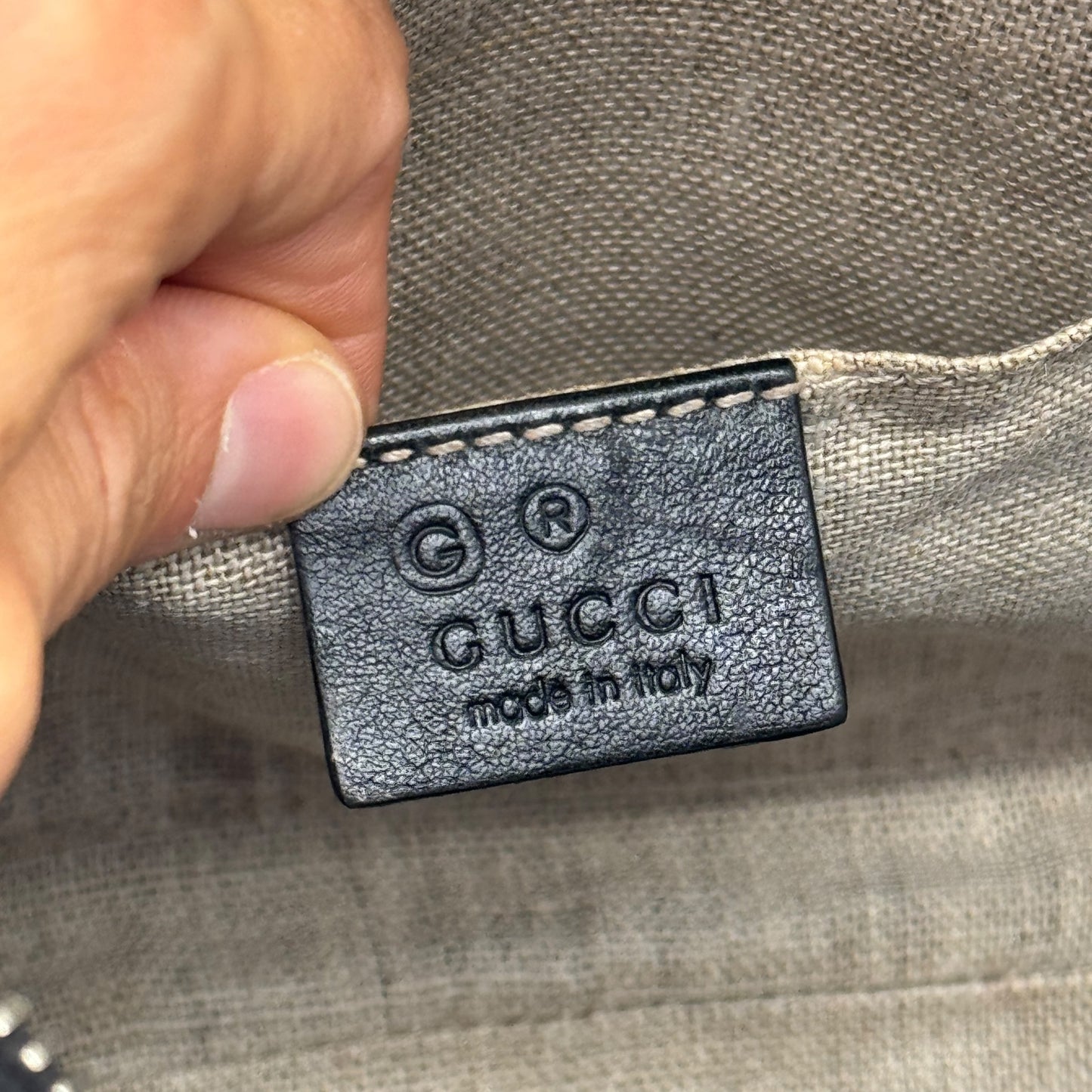 Etichetta interna in pelle nera con logo Gucci impressa all'interno della borsa Borse Vintage